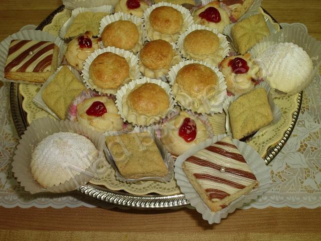 Assortiment de petits délices aux amandes et dattes